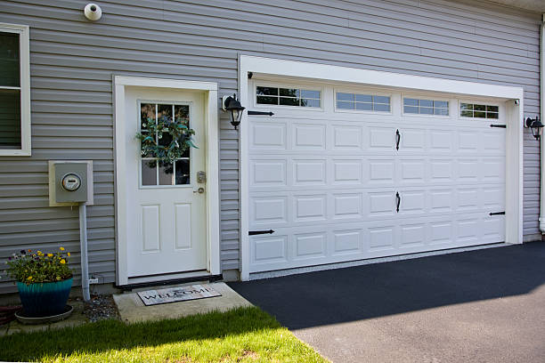 24/7 Emergency Garage Door Panel Replacement experts in Shelburn, IN